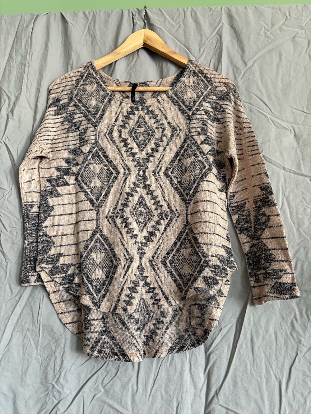Women's Geometric Pattern Knit Sweater - Beige & Charcoal